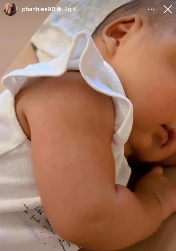 Phanh Lee lấy đại gia vẫn tiết kiệm, cho con trai mặc lại đồ cũ của chị-1