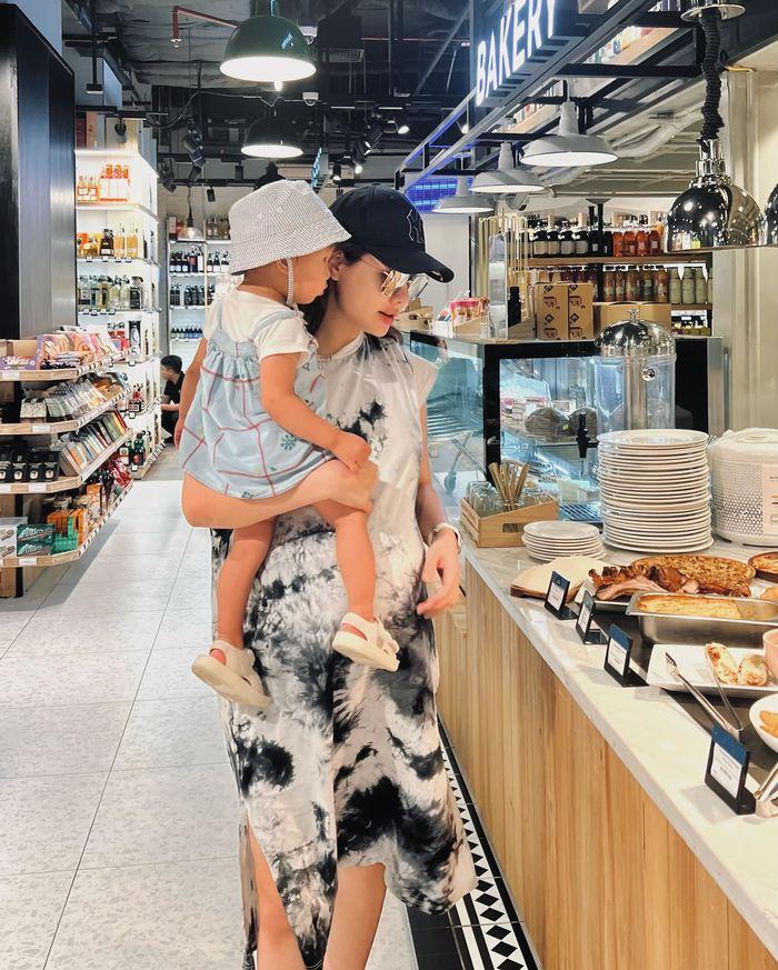 Phanh Lee lấy đại gia vẫn tiết kiệm, cho con trai mặc lại đồ cũ của chị-8