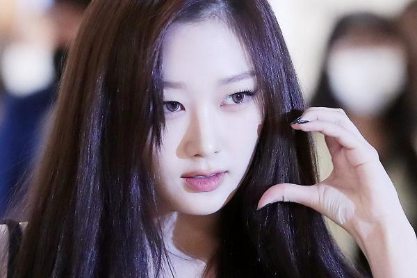 Jeon Somi đầy dấu son từ má đến cổ, người hôn là Giselle (aespa)?-7