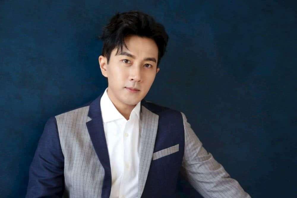 Lưu Khải Uy công khai tình tứ bên Lý Hiểu Phong-7