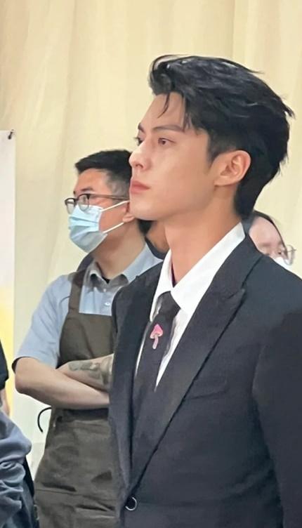 Vương Hạc Đệ chết khiếp khi bị fan cuồng tỏ tình-1