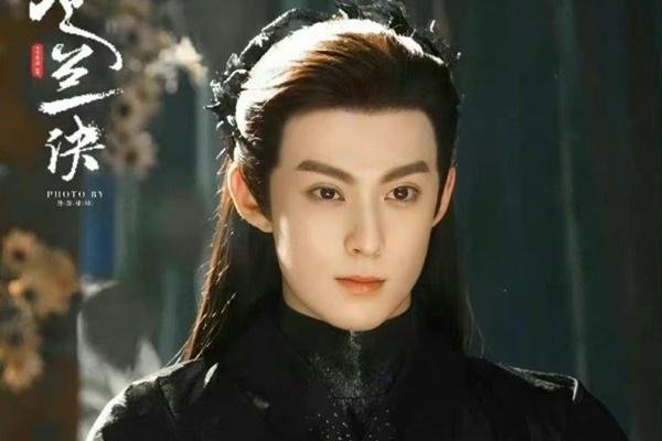 Fan cuồng TNT gây náo loạn trên máy bay-2