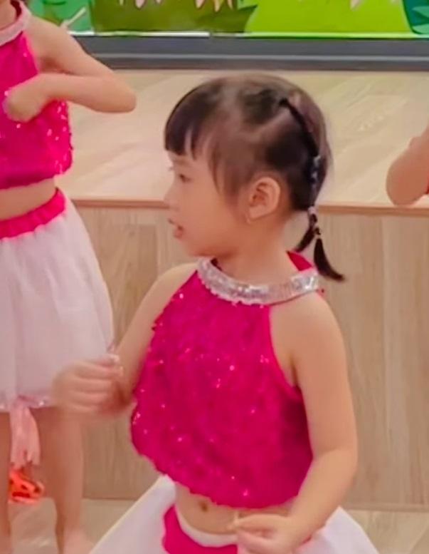 Con gái JustaTee múa mừng 20/11 mà tưởng đang diễn hài-4