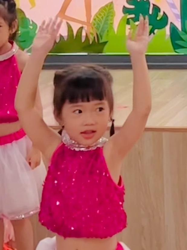 Con gái JustaTee múa mừng 20/11 mà tưởng đang diễn hài-3