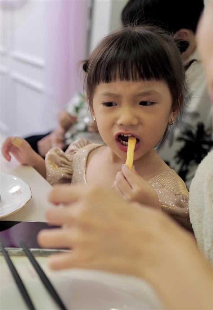 Con gái JustaTee múa mừng 20/11 mà tưởng đang diễn hài-6