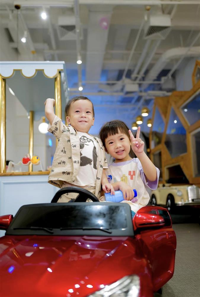 Con gái JustaTee múa mừng 20/11 mà tưởng đang diễn hài-10