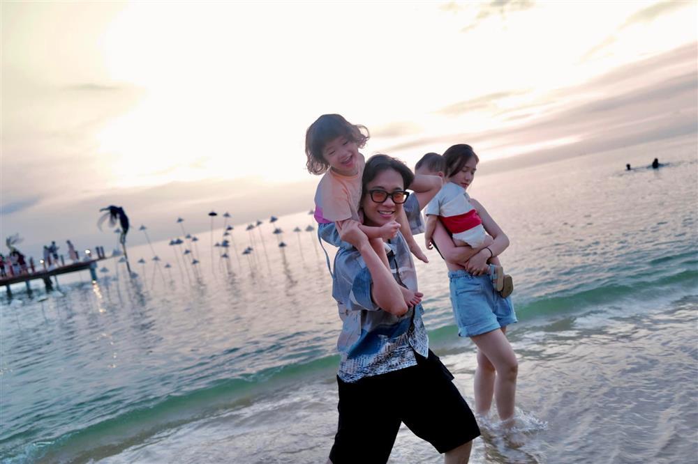 Con gái JustaTee múa mừng 20/11 mà tưởng đang diễn hài-13