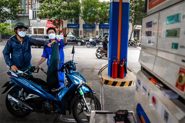 Giá xăng giảm nhẹ sau 4 lần tăng liên tiếp-1