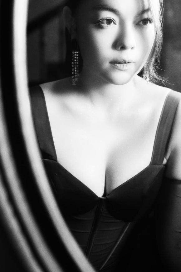 Phạm Quỳnh Anh hở bạo sau 4 tháng kín như bưng hậu sinh con-4