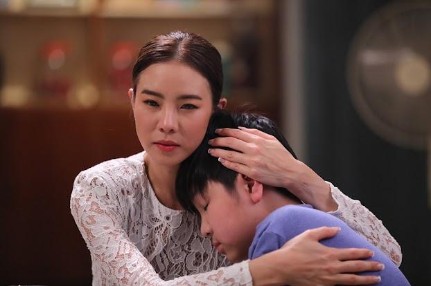 Đi làm xa về thăm 2 con, thấy ảnh mình dán kín tường mà mẹ run rẩy-2