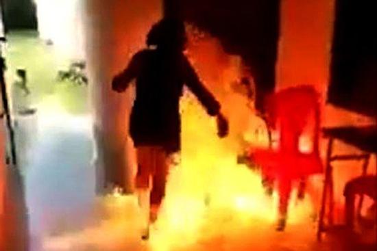 Bạn gái đòi chia tay, thanh niên đổ xăng đốt đến chết