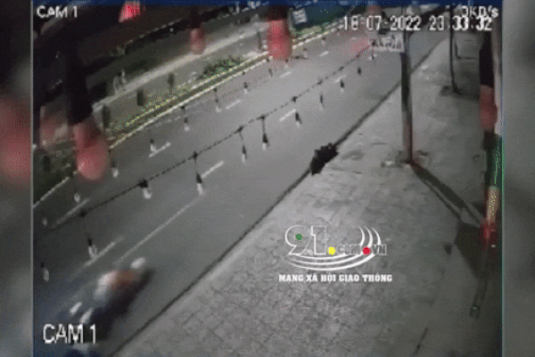 Clip: Hãi hùng xe tải mất lái, húc bay 48 phương tiện-1