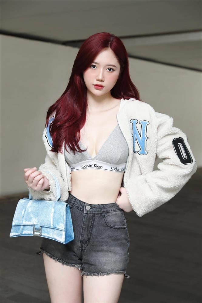 BLV Tạ Biên Cương gây chú ý đứng cạnh hot girl da trắng như tuyết-4