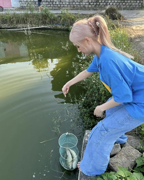 Xoài Non mặc xuề xòa tóc rối bời, nhăn nhó ngồi rửa đống bát-2