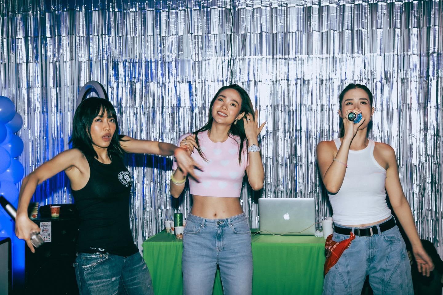 Đông Nhi mua dép cho con gái chỉ bằng 1/20 mẹ, có đôi còn tự chế-11