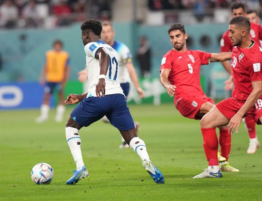 Lý do bất ngờ cầu thủ Anh đi tất rách ra sân thi đấu World Cup-2