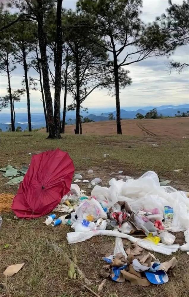 Dân mạng bức xúc vì đồi cỏ hồng ở Đà Lạt bị khách xả đầy rác-5