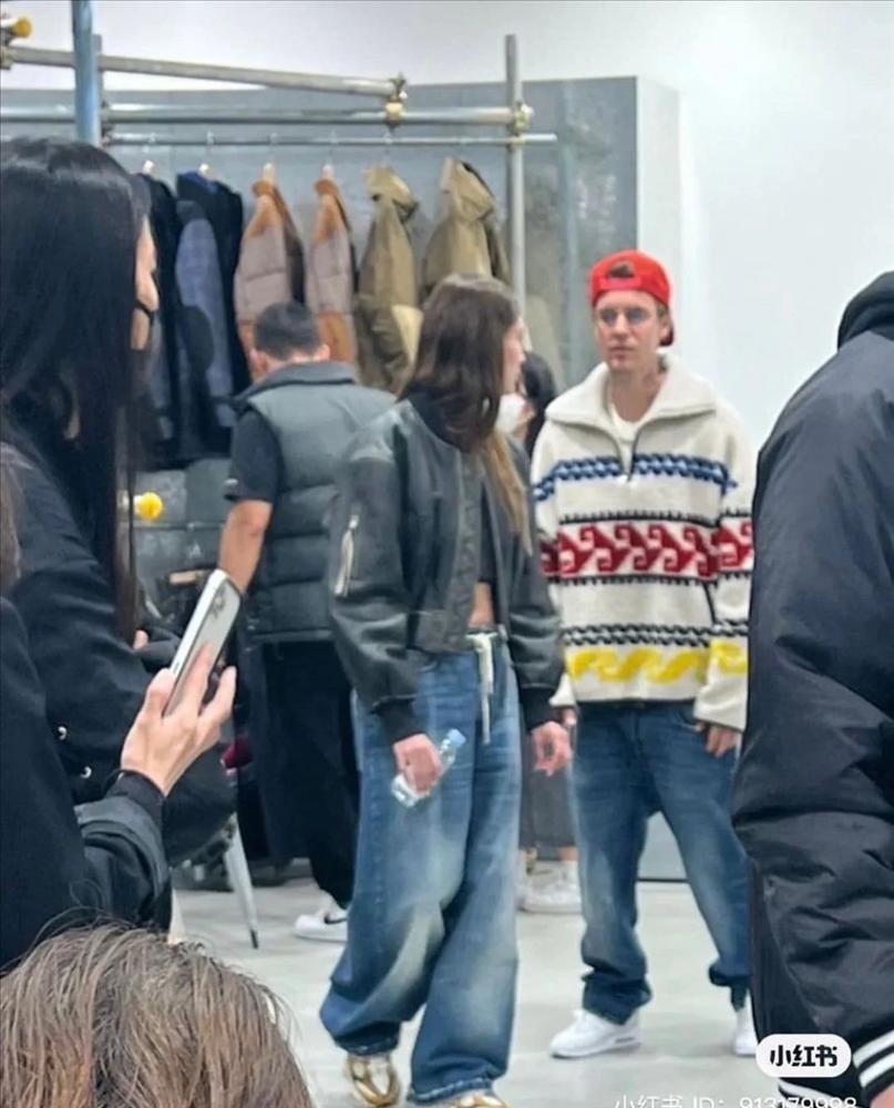 Justin Bieber gây tranh cãi với gu quần tụt nhạy cảm ở Nhật Bản-1