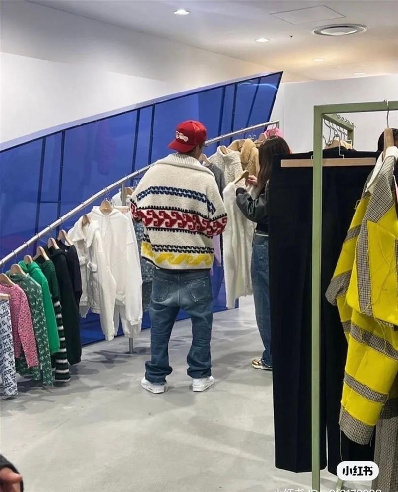 Justin Bieber gây tranh cãi với gu quần tụt nhạy cảm ở Nhật Bản-2