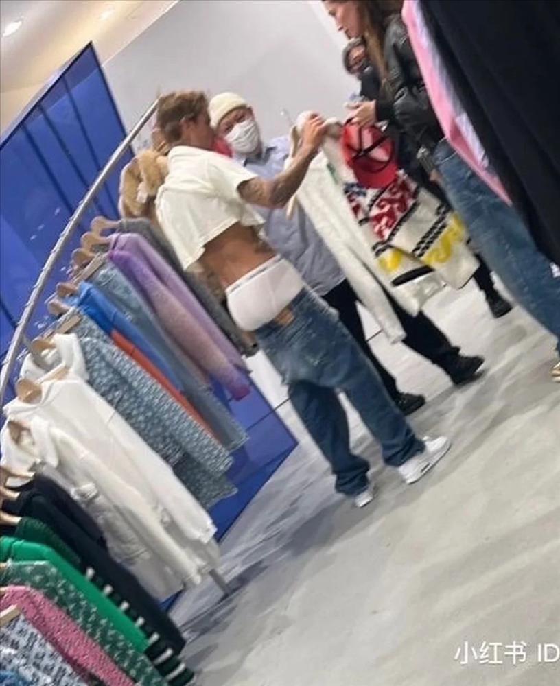 Justin Bieber gây tranh cãi với gu quần tụt nhạy cảm ở Nhật Bản-3