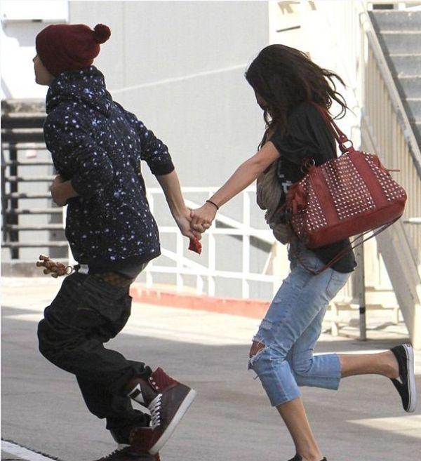 Justin Bieber gây tranh cãi với gu quần tụt nhạy cảm ở Nhật Bản-5