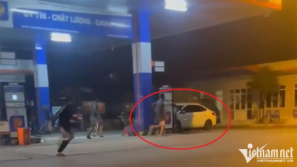 Vụ ô tô đâm 2 người phụ nữ ở cây xăng: Bắt được tài xế, 1 nạn nhân tử vong-2