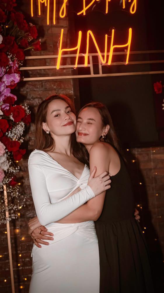 Hà Hồ khoe quà sinh nhật khủng, tình tứ với bạn hơn cả Kim Lý-6