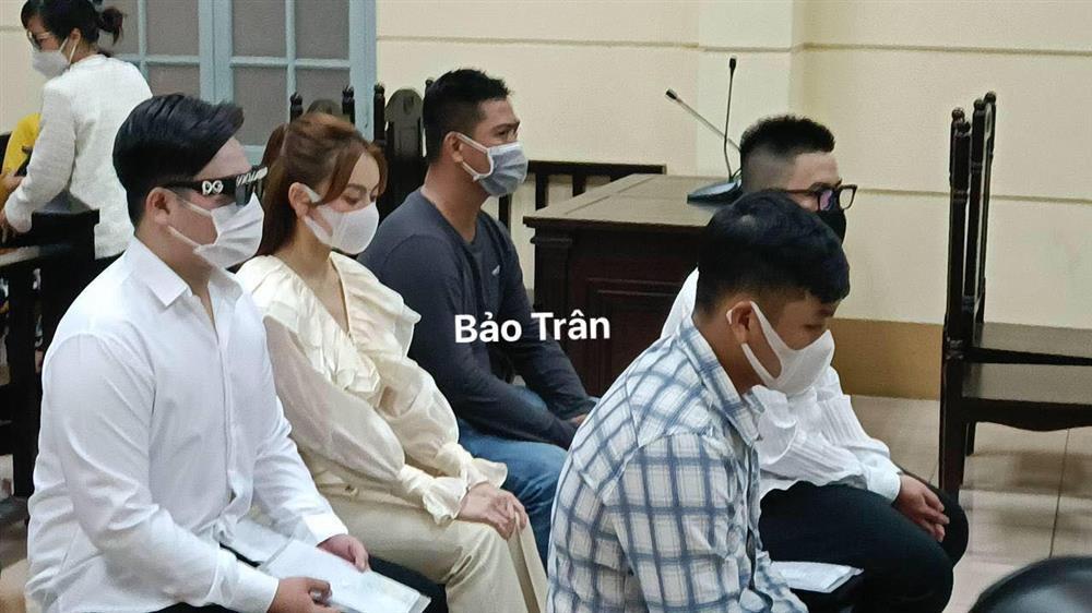 Trang Nemo mệt mỏi, đến tòa nghe tuyên án sau vụ hành hung-3