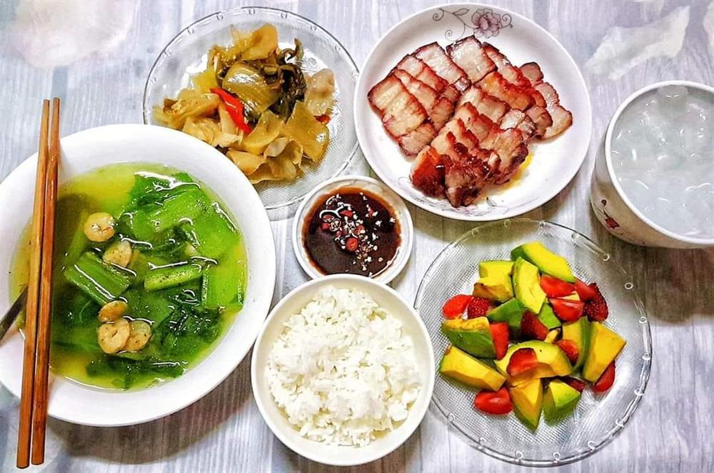 Mâm cơm độc thân đâu ra đó của chàng trai trẻ xa quê-2