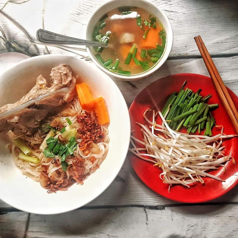 Mâm cơm độc thân đâu ra đó của chàng trai trẻ xa quê-3