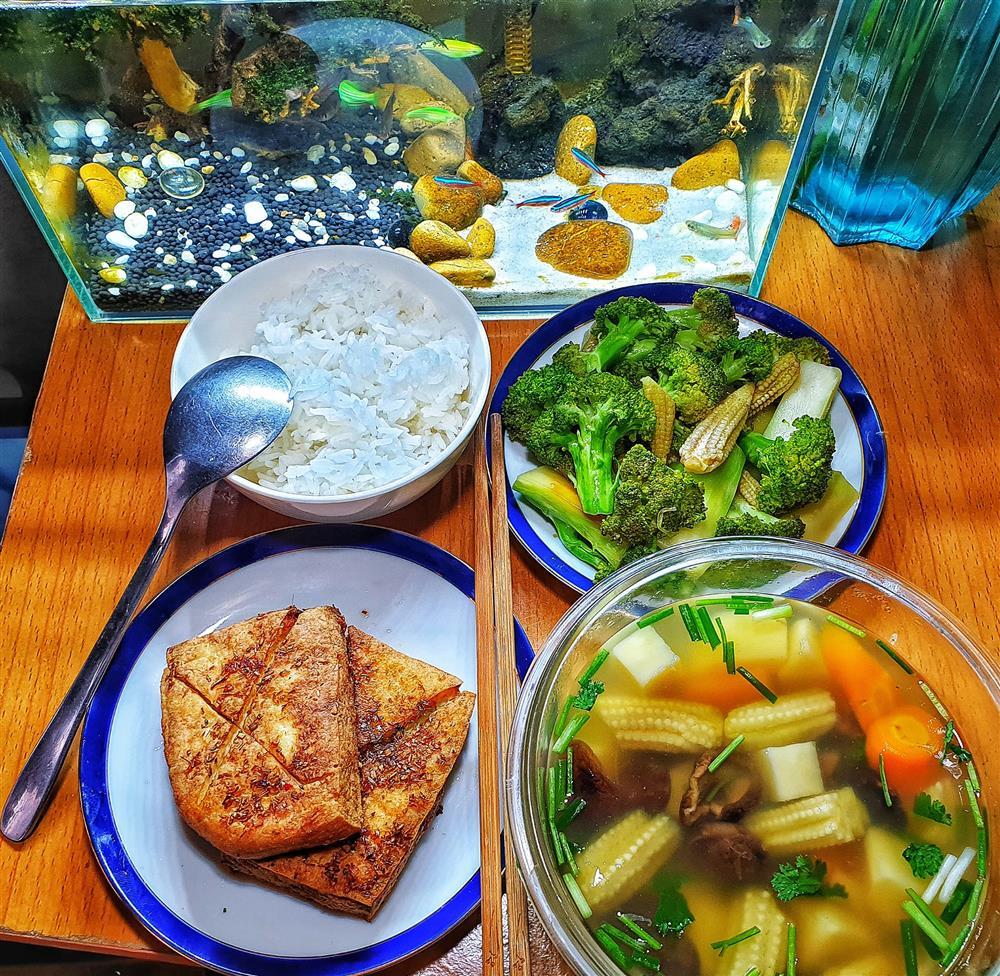 Mâm cơm độc thân đâu ra đó của chàng trai trẻ xa quê-4