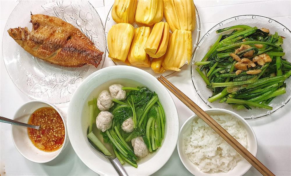 Mâm cơm độc thân đâu ra đó của chàng trai trẻ xa quê-7