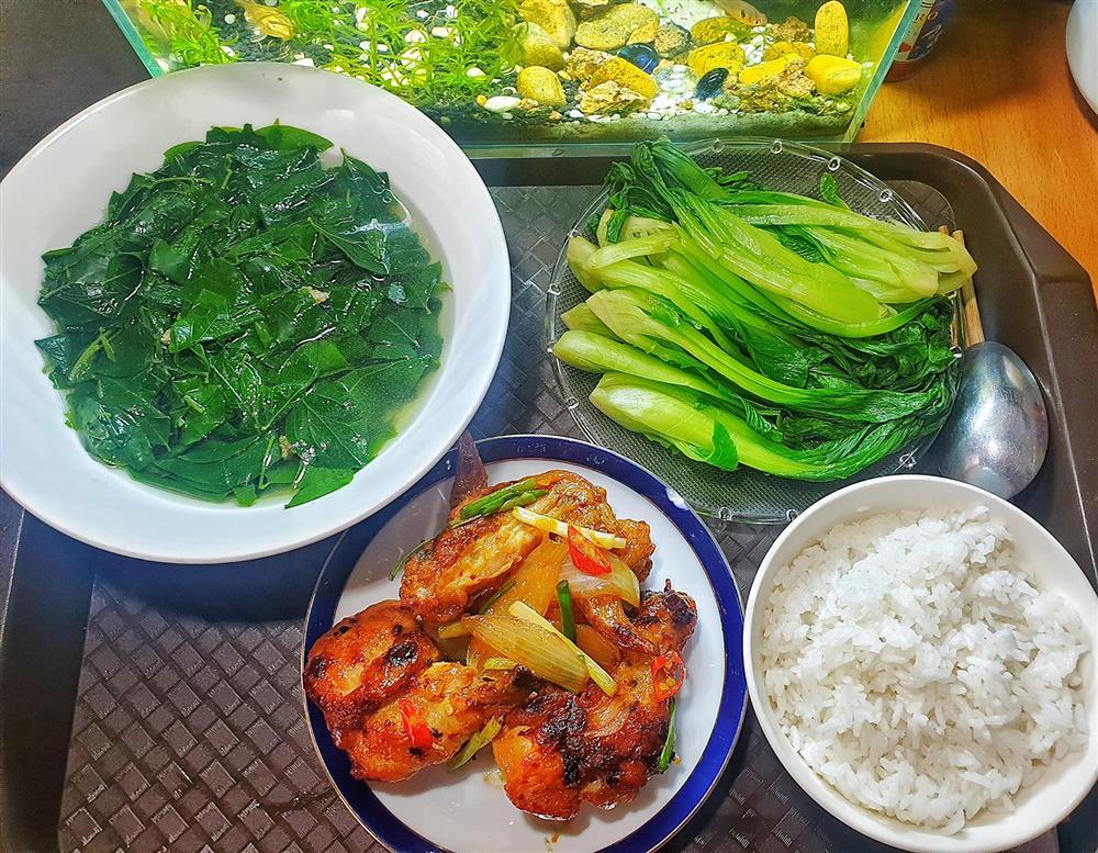 Mâm cơm độc thân đâu ra đó của chàng trai trẻ xa quê-10