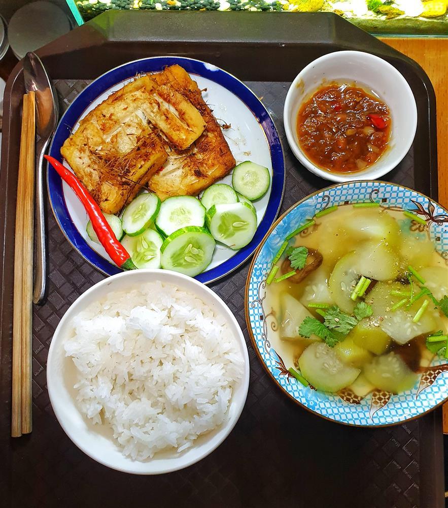 Mâm cơm độc thân đâu ra đó của chàng trai trẻ xa quê-11