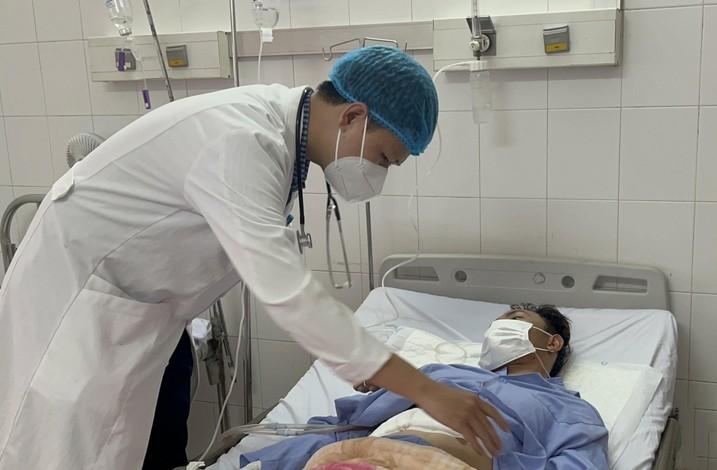 Tránh chó, rơi xuống sông bị thanh gỗ đâm xuyên phổi, thấu gan-2