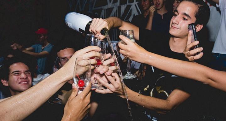 Cạn lời với loạt hành động hài hước tại những bữa tiệc sang chảnh-3