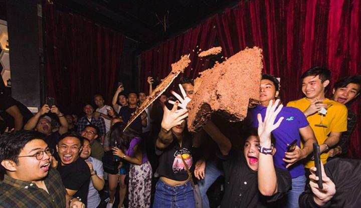 Cạn lời với loạt hành động hài hước tại những bữa tiệc sang chảnh-5