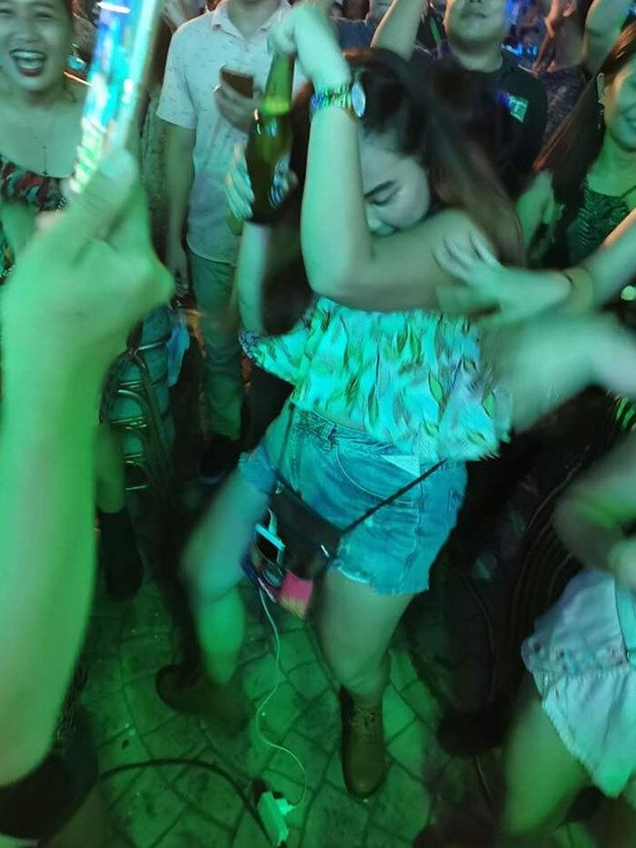 Cạn lời với loạt hành động hài hước tại những bữa tiệc sang chảnh-7