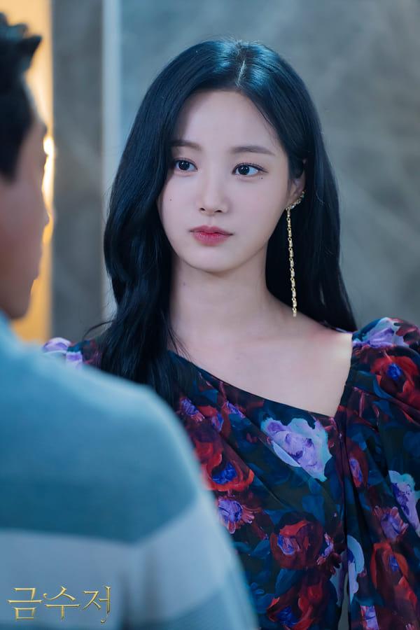 Nữ thần tượng Hàn phải trốn bố mẹ vì hôn bạn diễn quá bạo-4