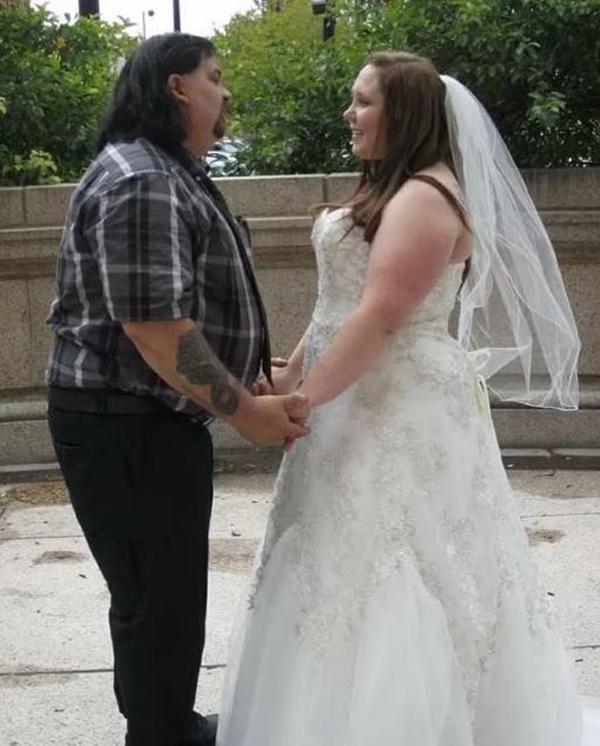 Yêu bố của bạn trai cũ mặc kệ người thân và hàng xóm chê bai-1