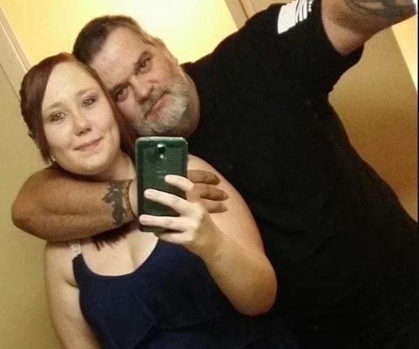 Yêu bố của bạn trai cũ mặc kệ người thân và hàng xóm chê bai-3