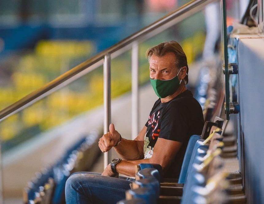 Sơ mi trắng của HLV tuyển Saudi Arabia và trận thắng Argentina-6