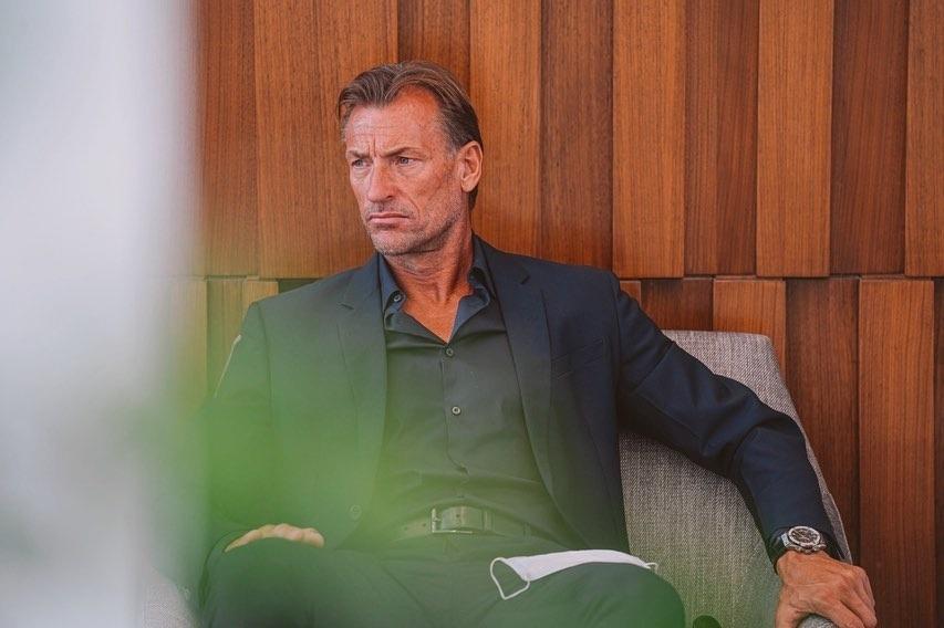 Sơ mi trắng của HLV tuyển Saudi Arabia và trận thắng Argentina-7