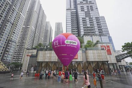 Khinh khí cầu khổng lồ BTS và Gojek tạo ấn tượng trước toà nhà cao nhất Việt Nam