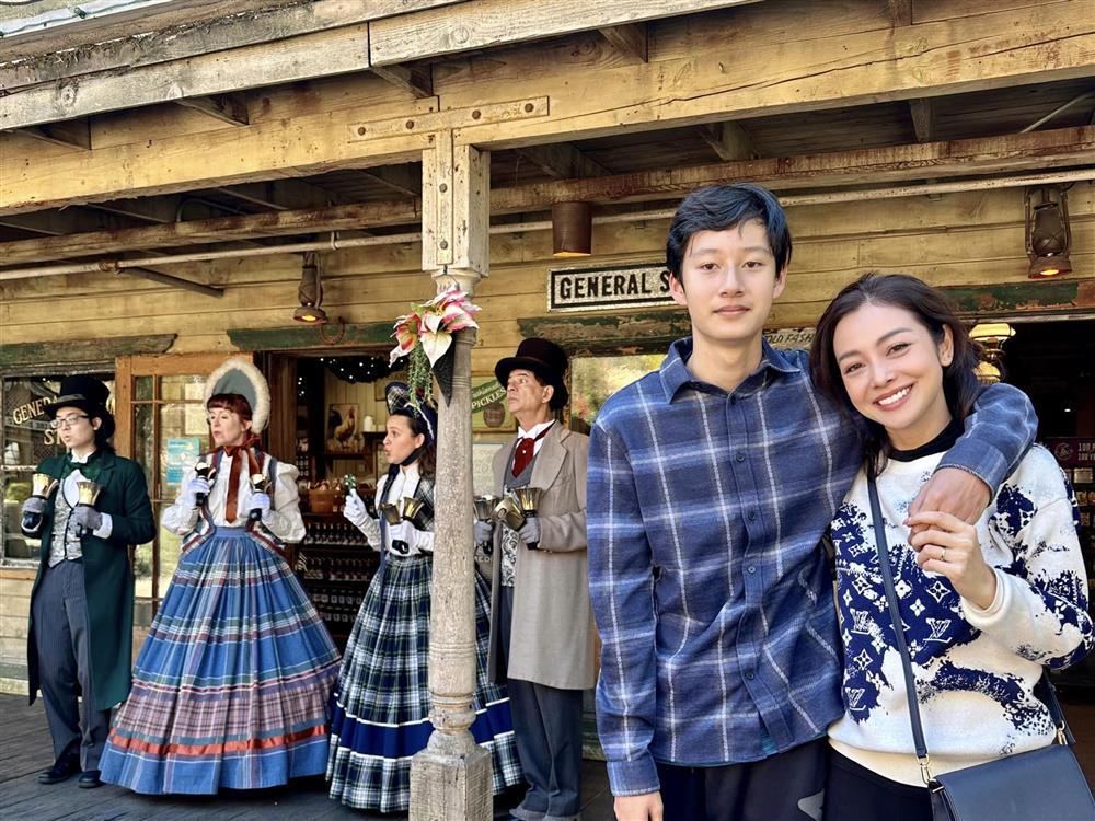 Quý tử 14 tuổi cao hơn Jennifer Phạm gần một cái đầu-4