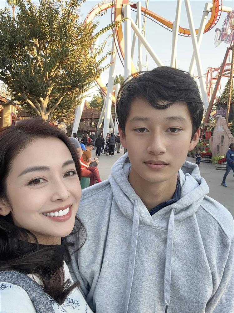 Quý tử 14 tuổi cao hơn Jennifer Phạm gần một cái đầu
