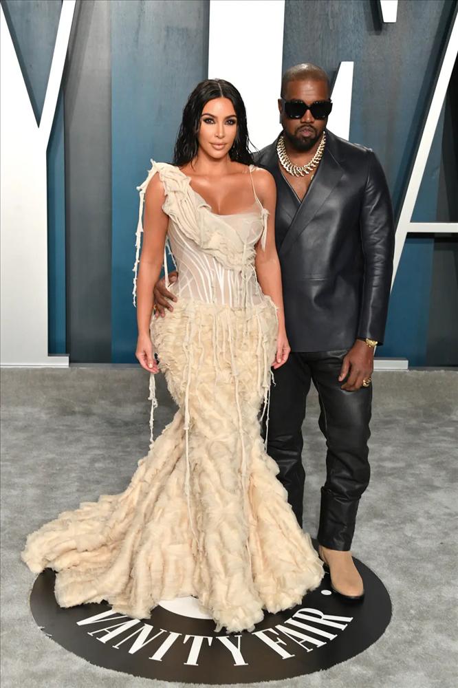 Kanye West bắt nhân viên xem ảnh khỏa thân của Kim Kardashian-1
