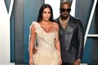 Kanye West bắt nhân viên xem ảnh khỏa thân của Kim Kardashian