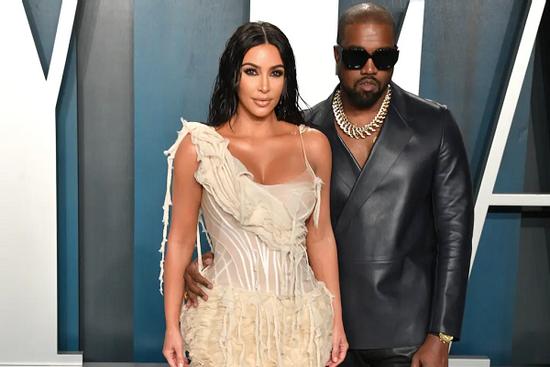 Kanye West bắt nhân viên xem ảnh khỏa thân của Kim Kardashian