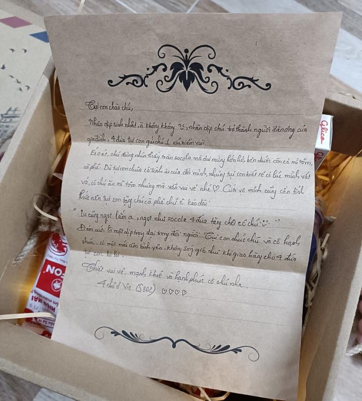 Khoe sắp lấy vợ với khách, anh shipper được tặng hộp quà ý nghĩa-2